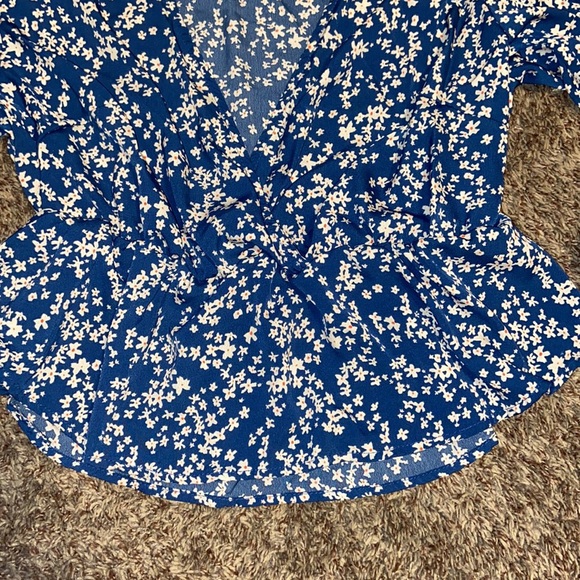 Slightly cropped SHEIN shirt size large. - Picture 3 of 6